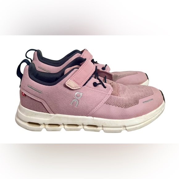 On Running Other - On Cloud Play Sneaker Kids Size 2.5 Pink White Navy School Running Active